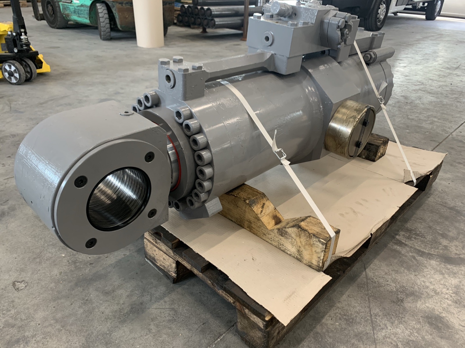 Grauer Hydraulikzylinder mit Ventilblock in der Werkhalle