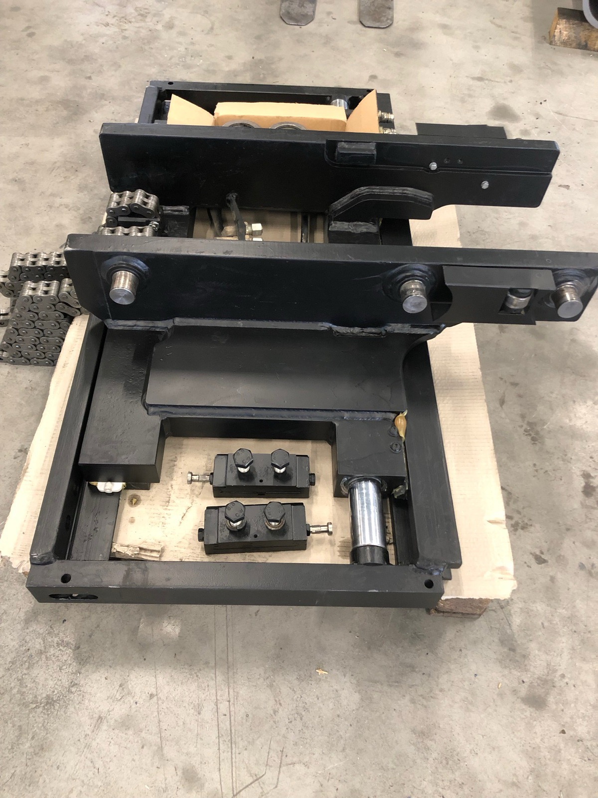 Schwarz lackierter Stahlrahmen mit Hydraulikkomponenten