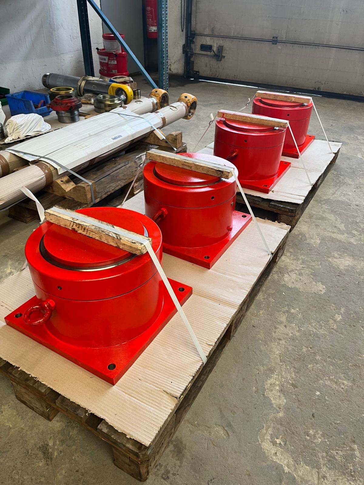 Rote Hydraulikzylinder, verpackt zur Auslieferung